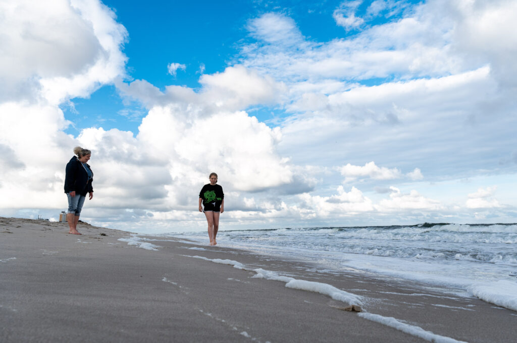Kneippen am Flutsaum als Physikalische Therapie in der Fachklinik Sylt