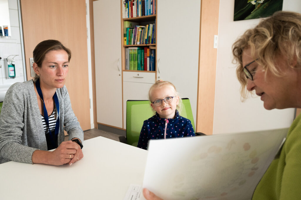 Mutter mit kleinem Mädchen in der Aufnahmesituation Fachklinik Sylt