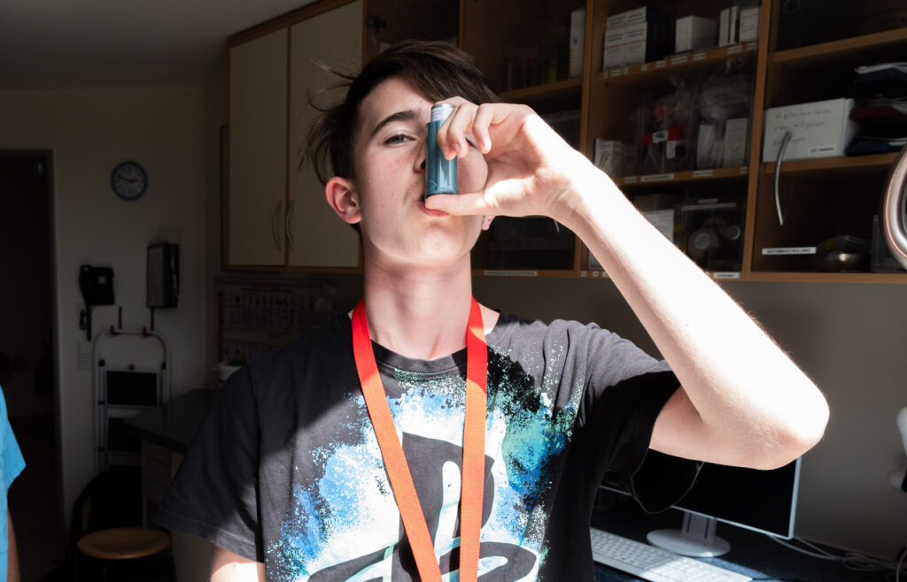 Foto eines jungen Asthma-Patienten mit Inhalator