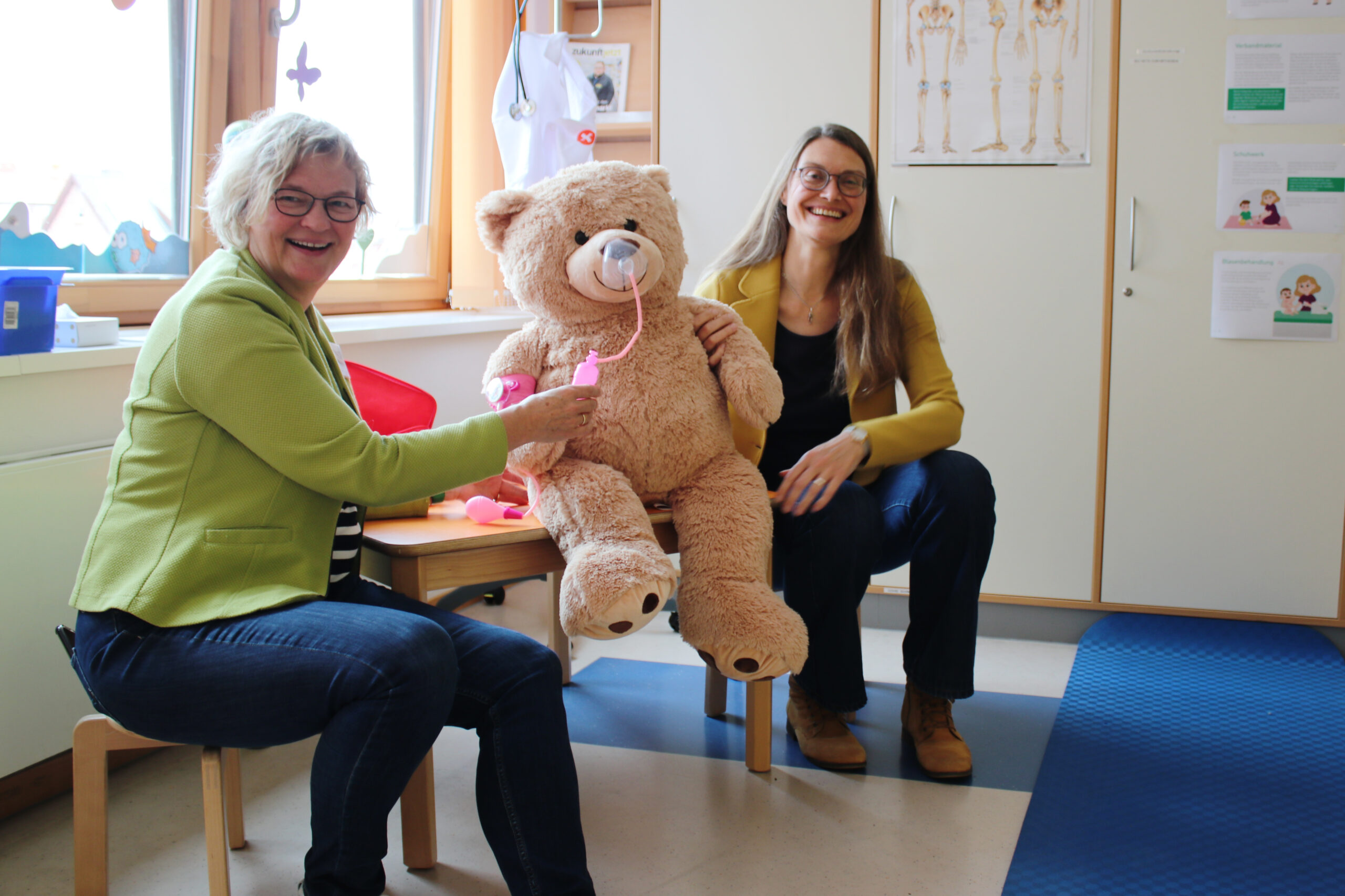 Frau Dr. Gellhaus und Frau Louwers im Teddy-Krankenhaus in der Fachklinik Sylt