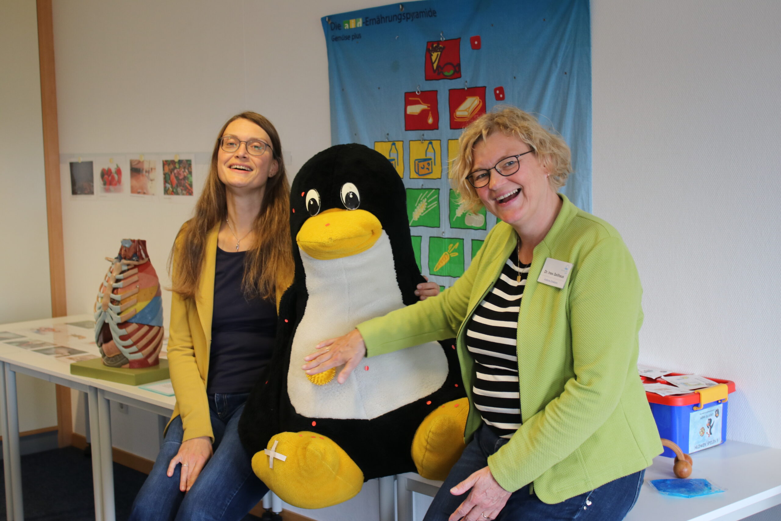 Frau Dr. Gellhaus und Frau Louwers mit Pingu Piekfein in der Fachklinik Sylt