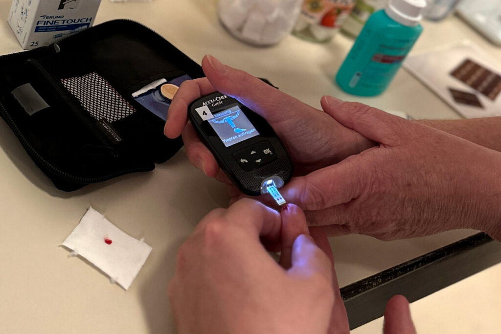 Mit einem Blutzuckermessegerät wird der aktuelle Blutzucker ermittelt.