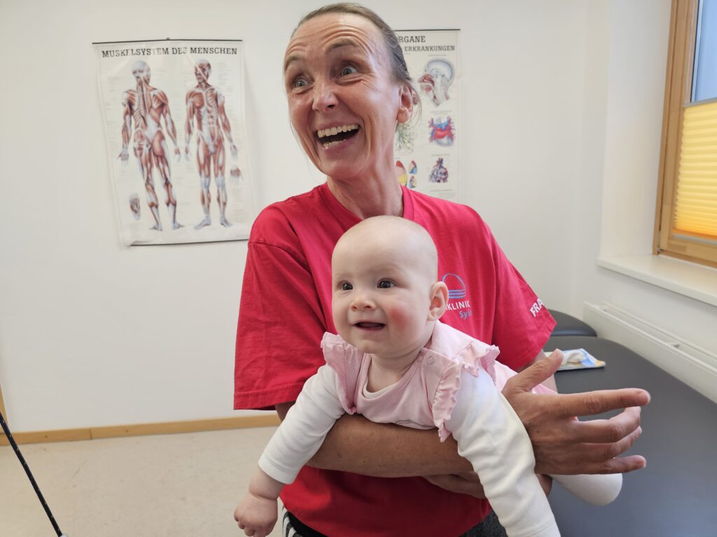 Physiotherapeutin mit Kind in Bobath-Therapie
