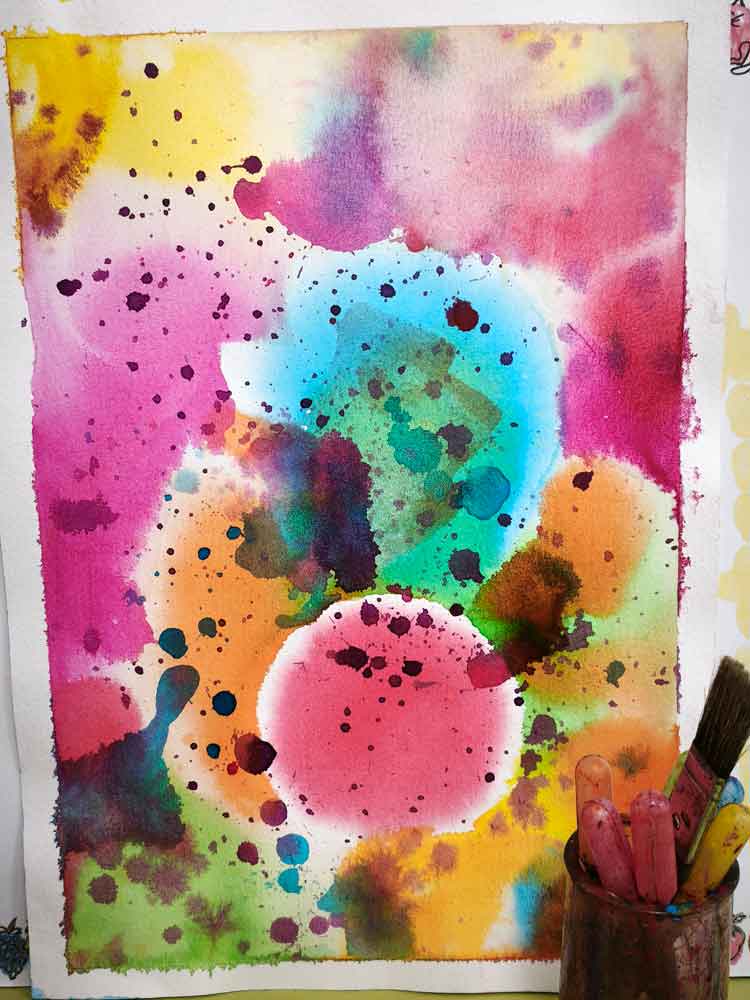 Ein Tropfbild einer Jugendlichen ist mit verschiedenen Farben getropft. Es enthält auch ein paar dunklere kleine Tropfen, die vermutlich unschöne Ereignisse darstellen.